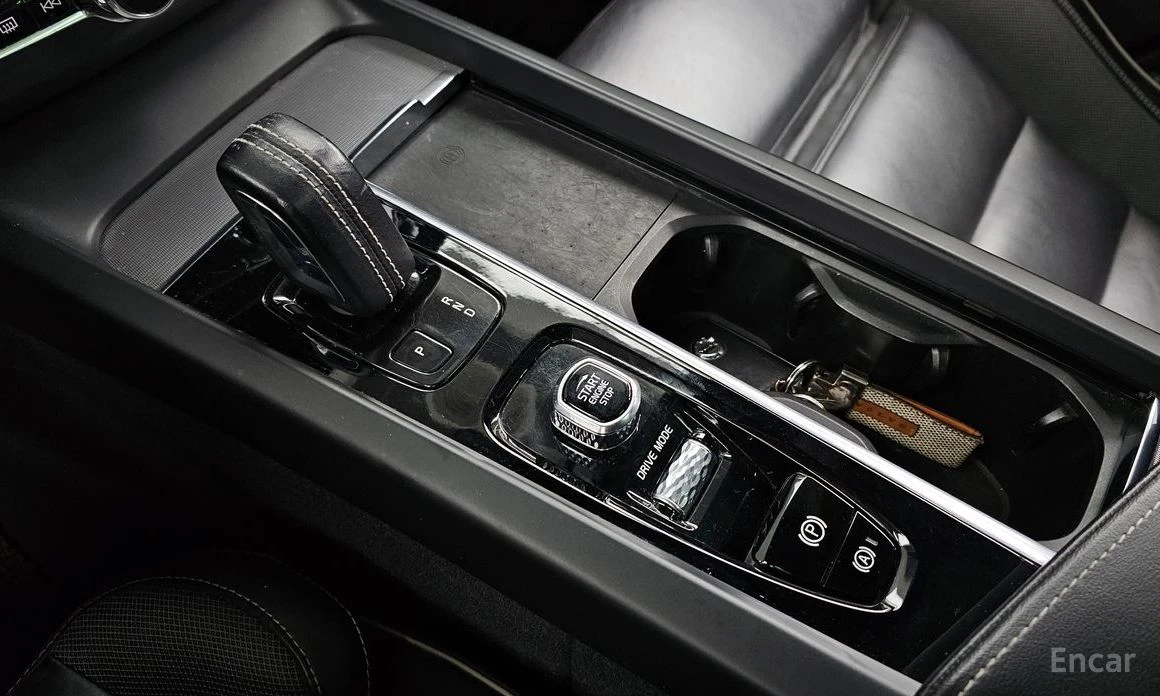 Volvo XC60 * T8* PLUG IN HYBRID* R-DESIGN* FULL* , снимка 8 - Автомобили и джипове - 54038990