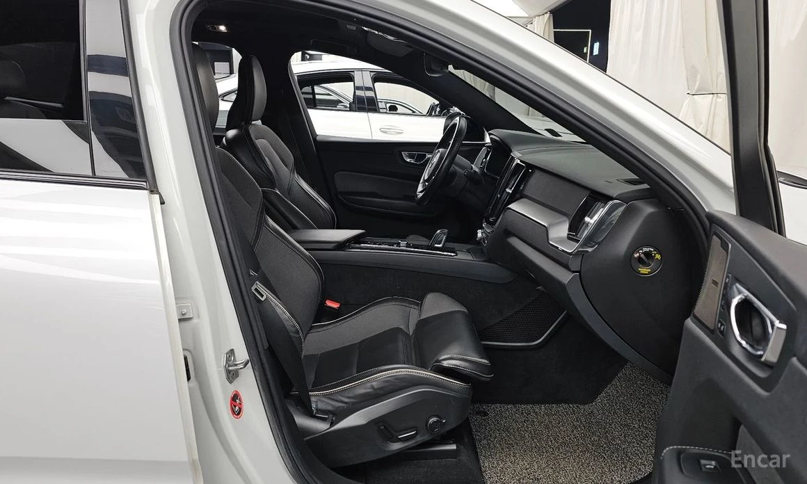 Volvo XC60 * T8* PLUG IN HYBRID* R-DESIGN* FULL* , снимка 9 - Автомобили и джипове - 54038990