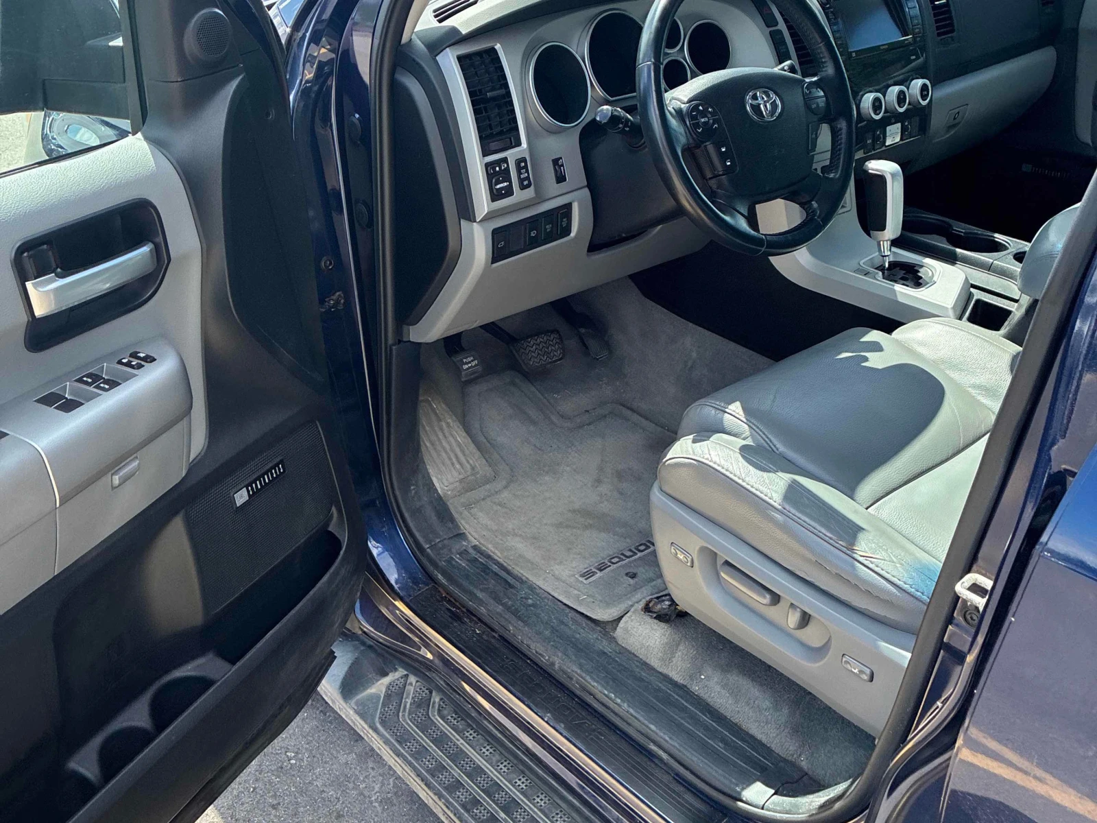 Toyota Sequoia * Limited * АВТОКРЕДИТ БЕЗ ПЪРВОНАЧАЛНА ВНОСКА* , снимка 5 - Автомобили и джипове - 55850936