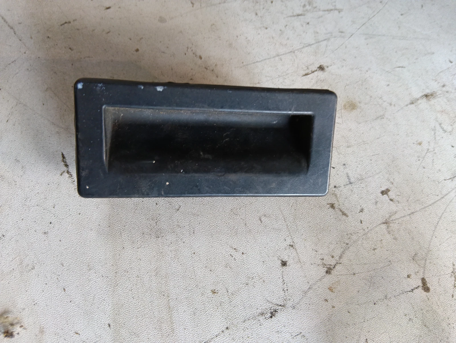 копче отваряне заден капак 3V0827566 Audi A4