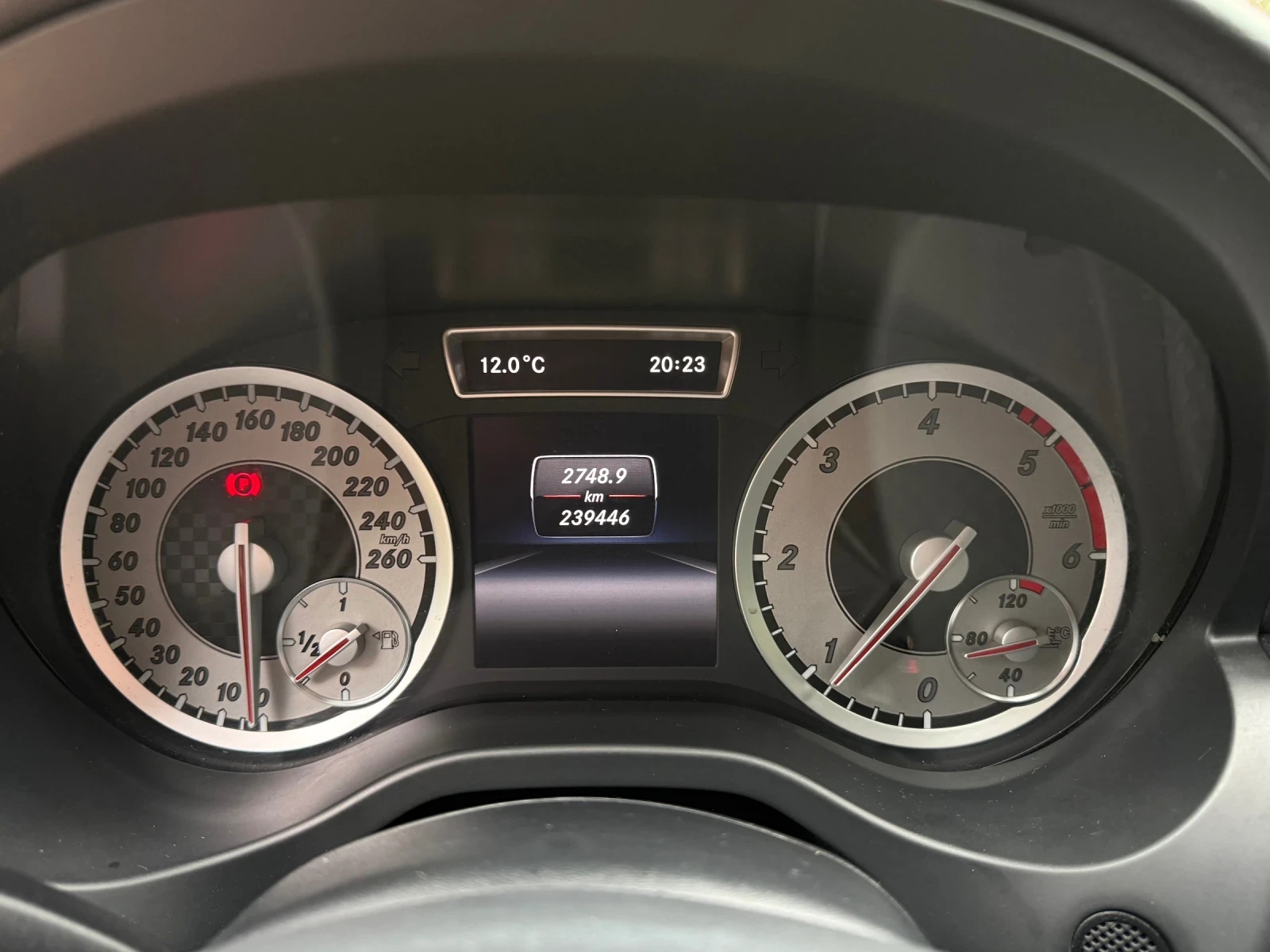 Mercedes-Benz A 180 КОЖА* LED+ Xenon* НАВИ* 2КЛЮЧА* , снимка 12 - Автомобили и джипове - 54384120