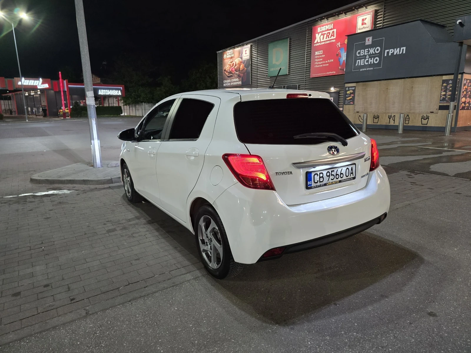 Toyota Yaris Hybrid, снимка 7 - Автомобили и джипове - 54621343