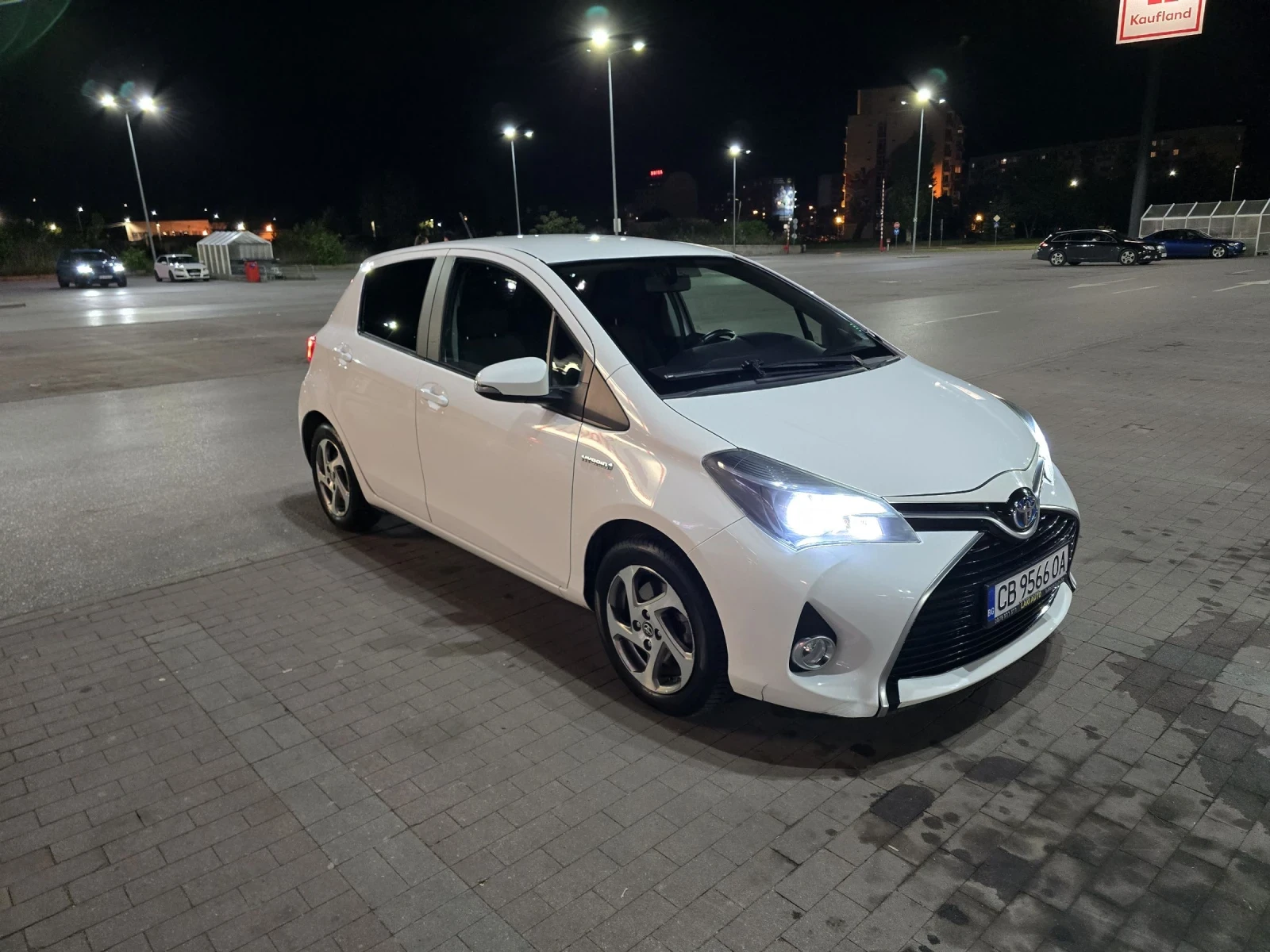 Toyota Yaris Hybrid, снимка 2 - Автомобили и джипове - 54621343
