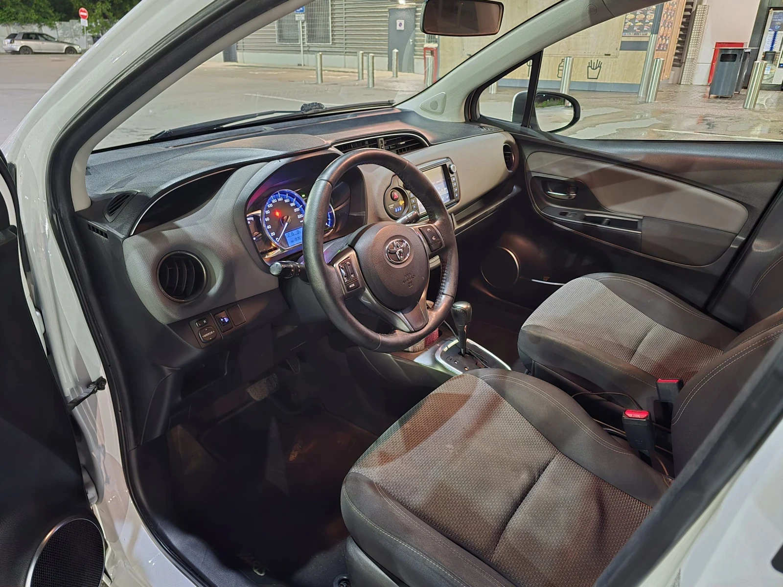 Toyota Yaris Hybrid, снимка 8 - Автомобили и джипове - 54621343