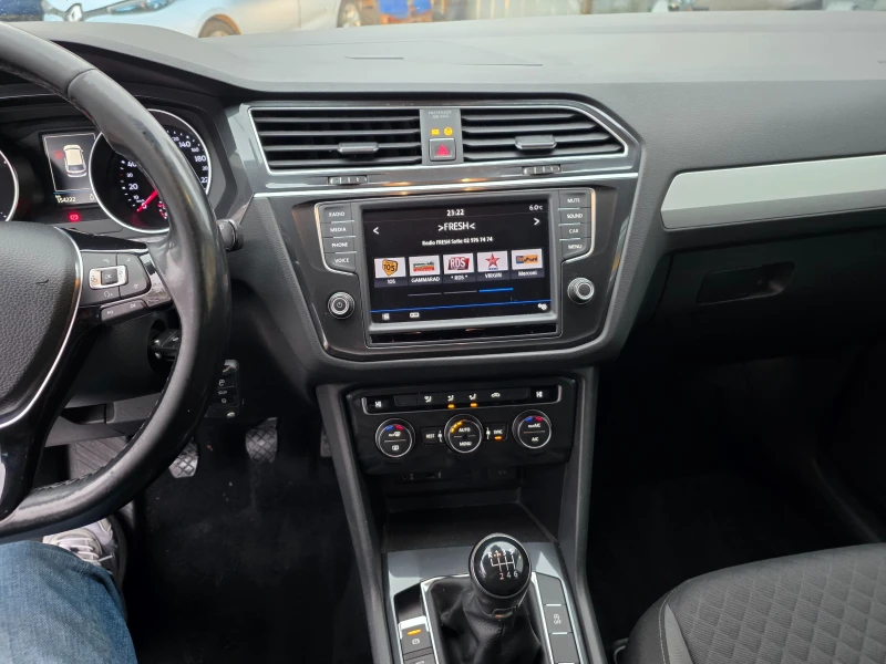 VW Tiguan 1.6TDI-ПЕРФЕКТЕН !!!, снимка 15 - Автомобили и джипове - 52648381