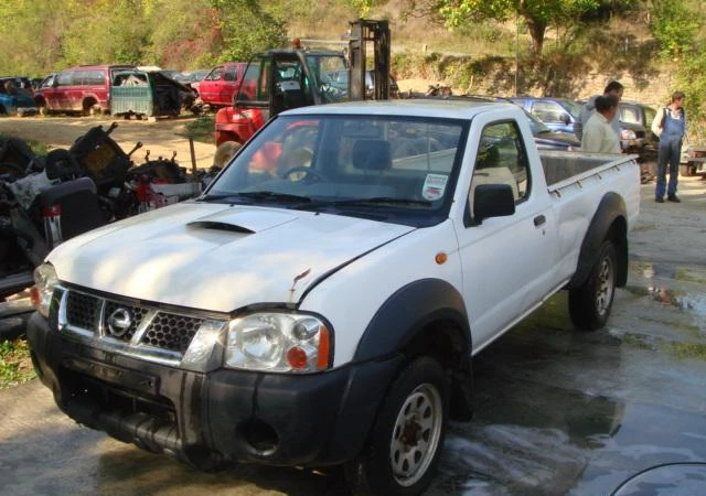 Nissan Navara 2.5 D22, снимка 2 - Автомобили и джипове - 46834126