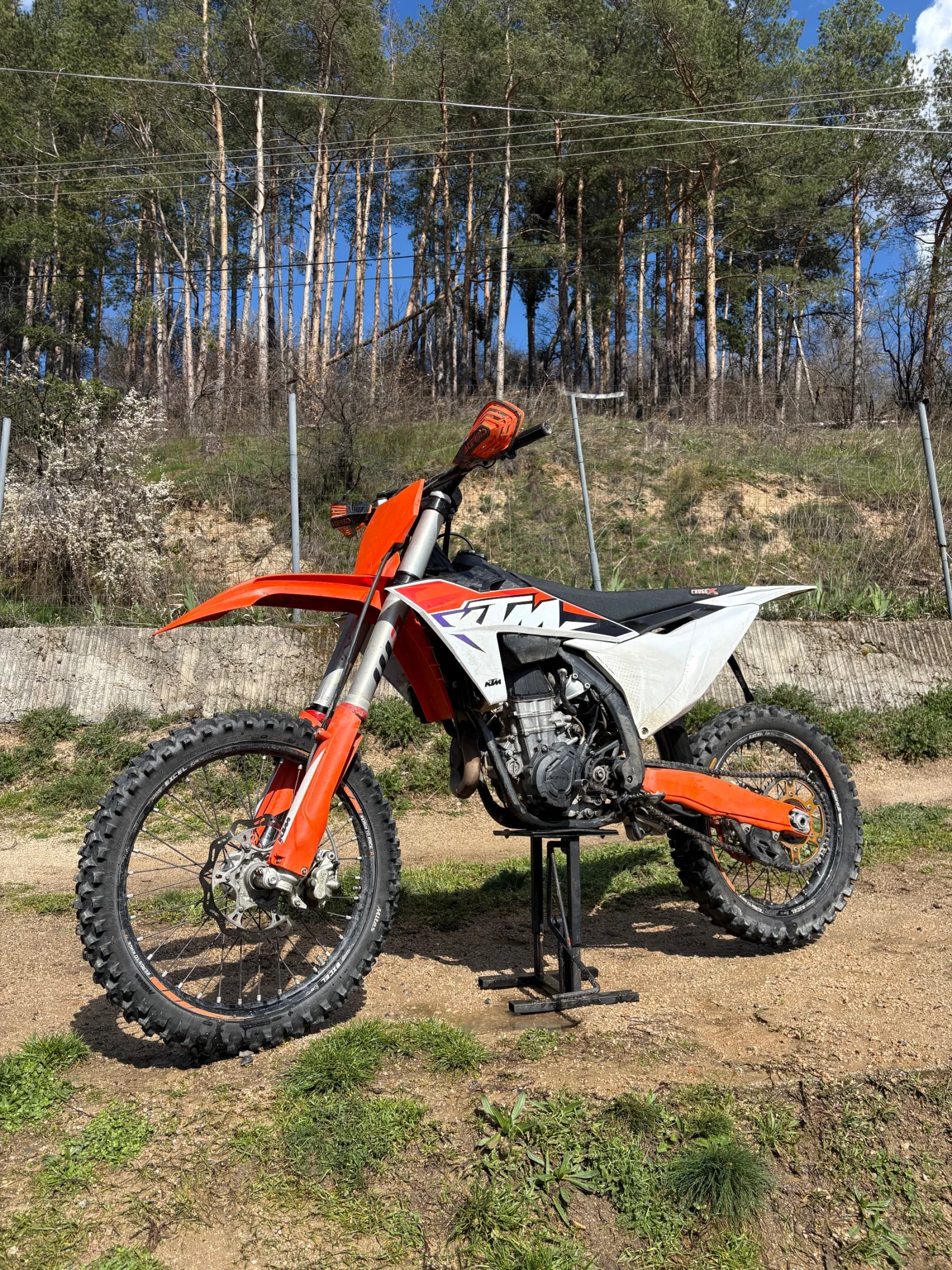 Ktm SX-F Мотора има документи и пет режима на каране