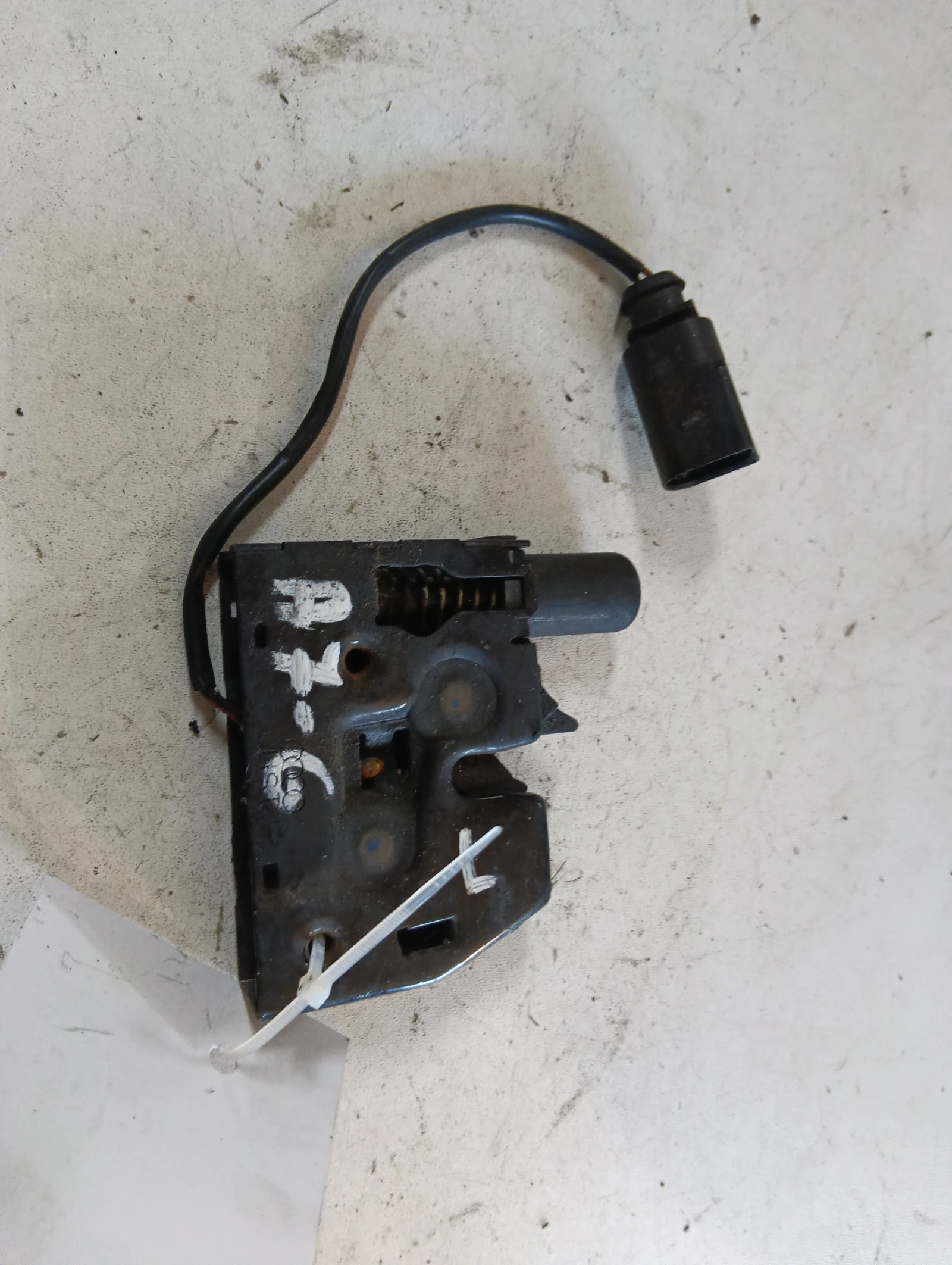 брава преден капак 4G0823509C Audi A7