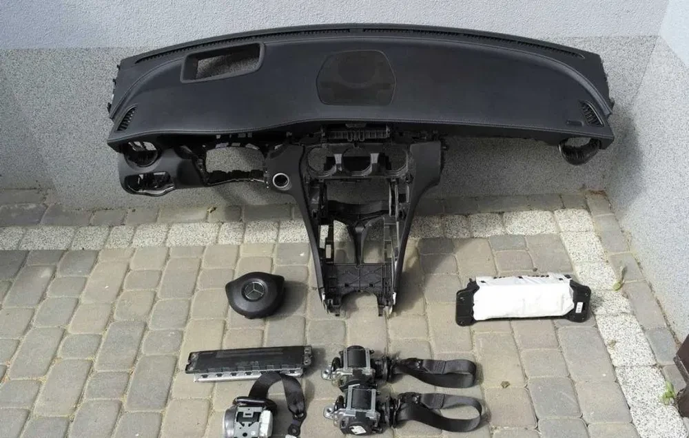 Арматурно табло колани коляно airbag Mercedes C-Klasa W205 кожа