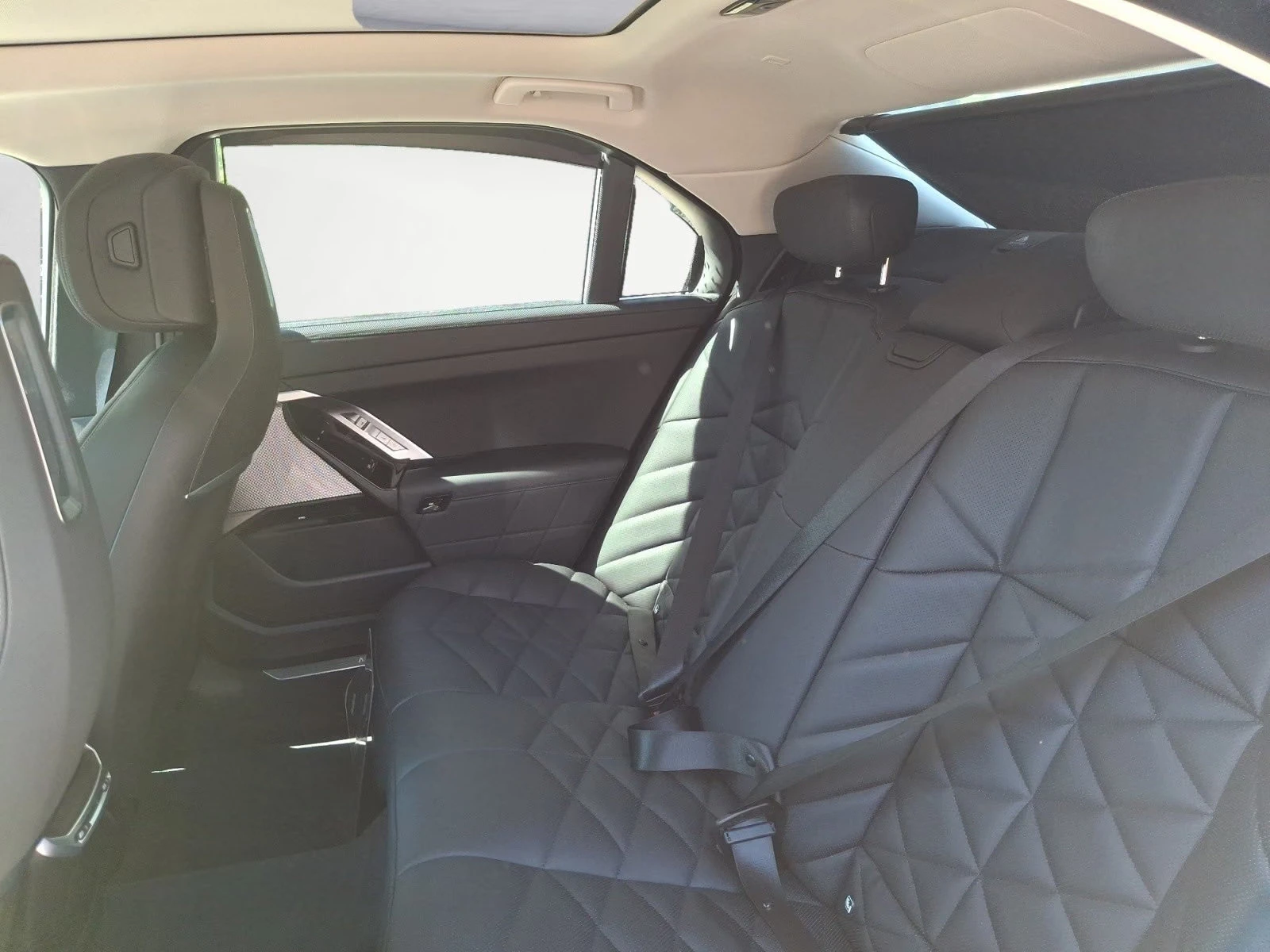 BMW i7 eDRIVE/50/PANO/360/ACC/VENT/RWD/896z, снимка 13 - Автомобили и джипове - 56193254