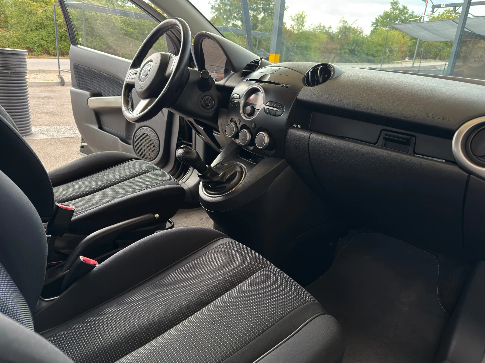 Mazda 2 1.3i facelift, снимка 10 - Автомобили и джипове - 56416175