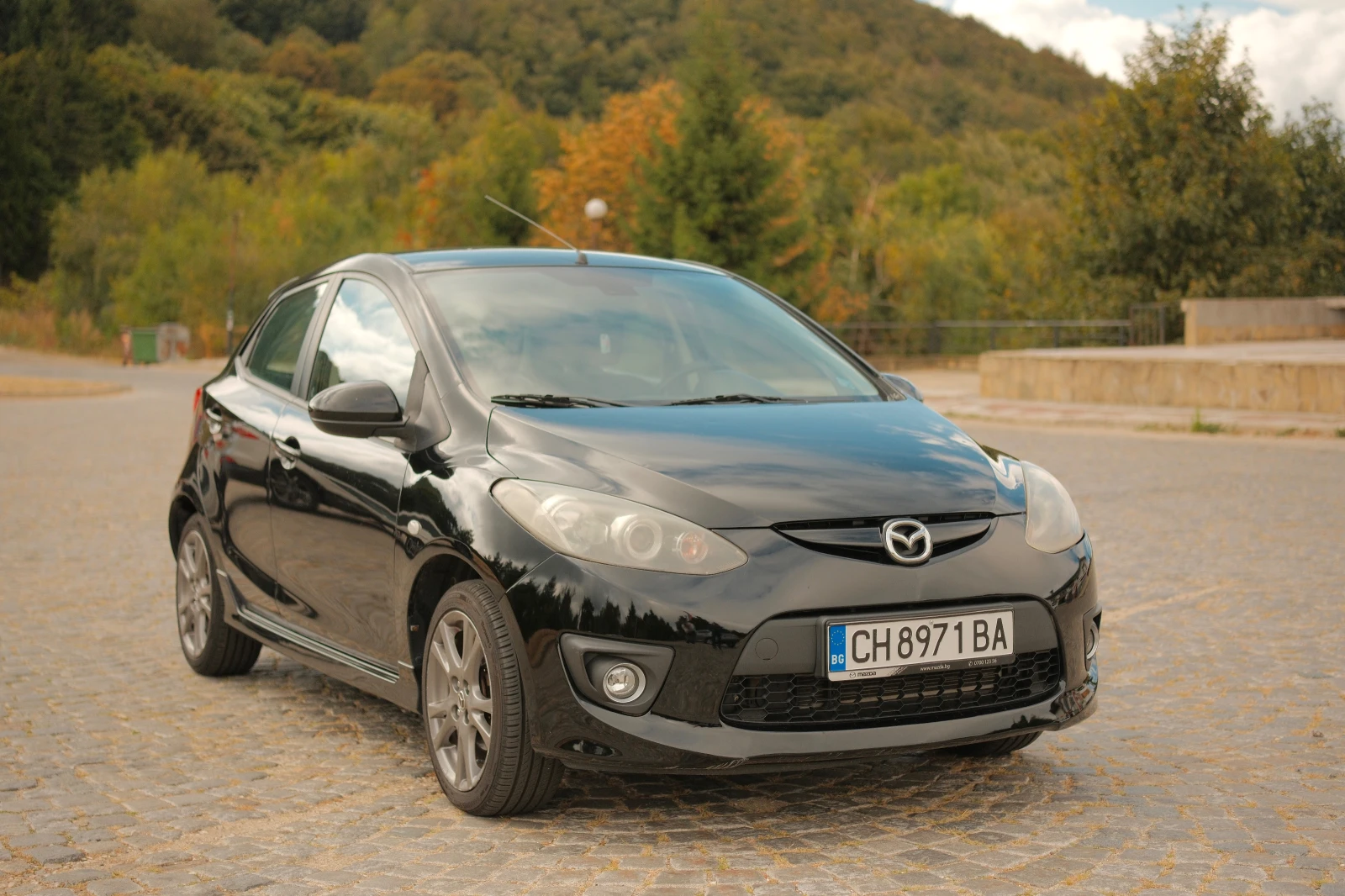 Mazda 2 1.3i facelift, снимка 2 - Автомобили и джипове - 56416175