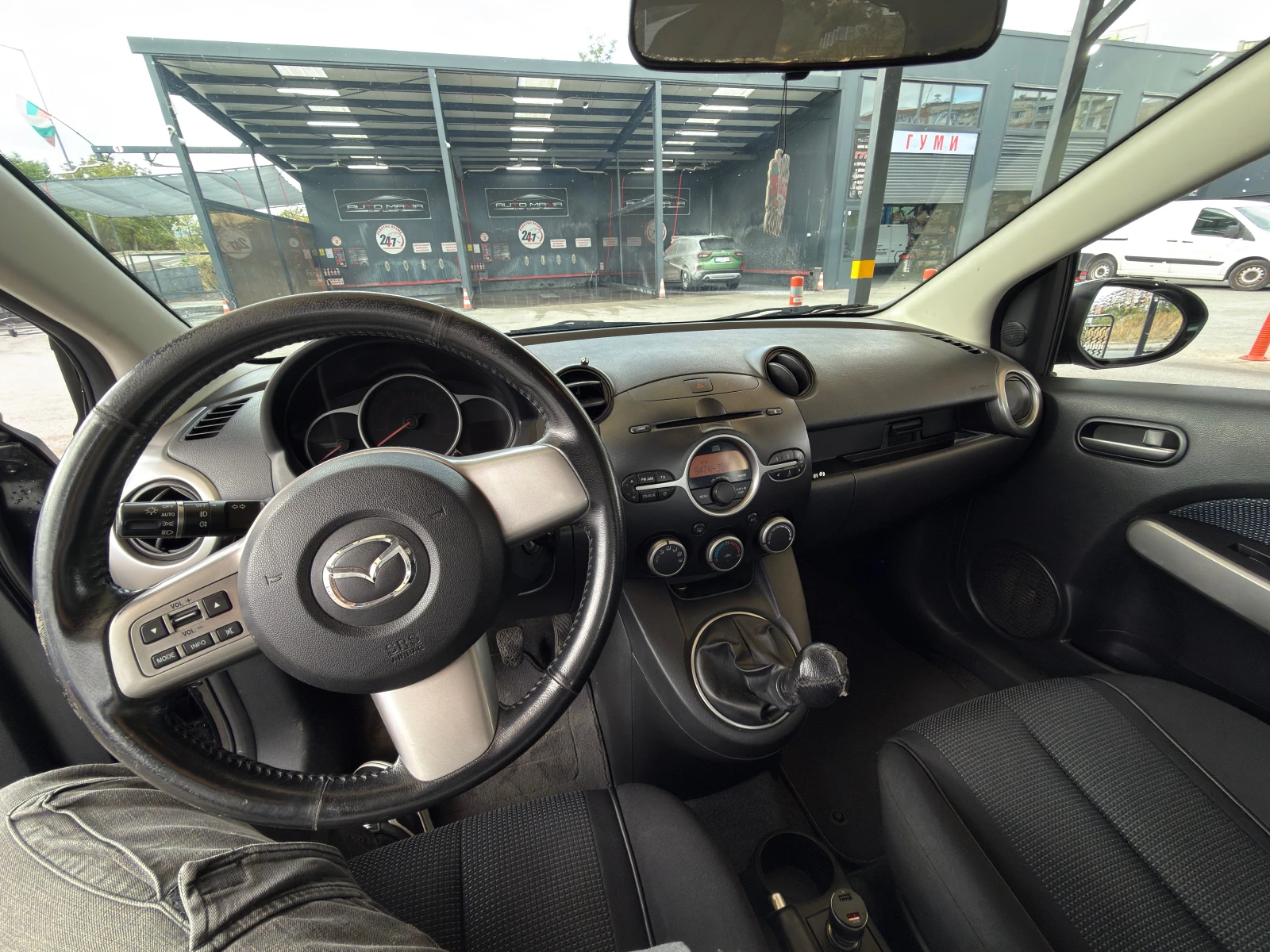 Mazda 2 1.3i facelift, снимка 8 - Автомобили и джипове - 56416175