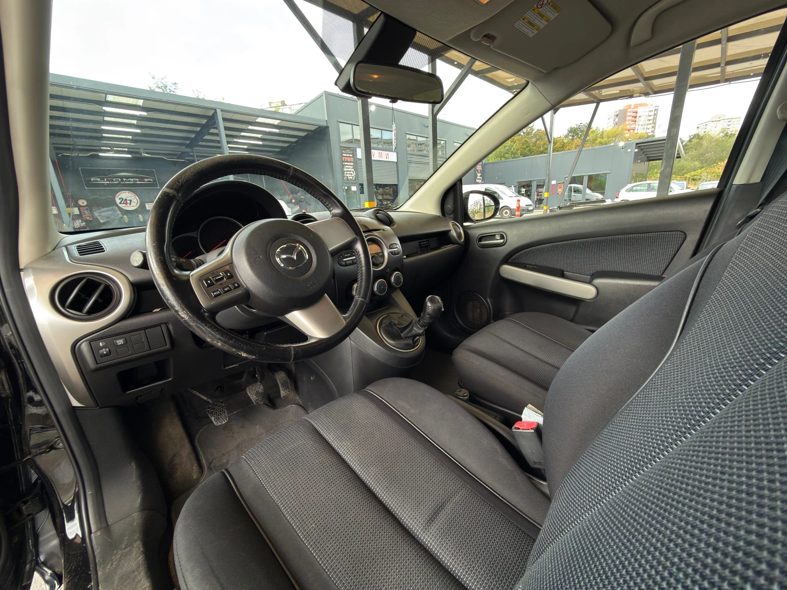 Mazda 2 1.3i facelift, снимка 9 - Автомобили и джипове - 56416175