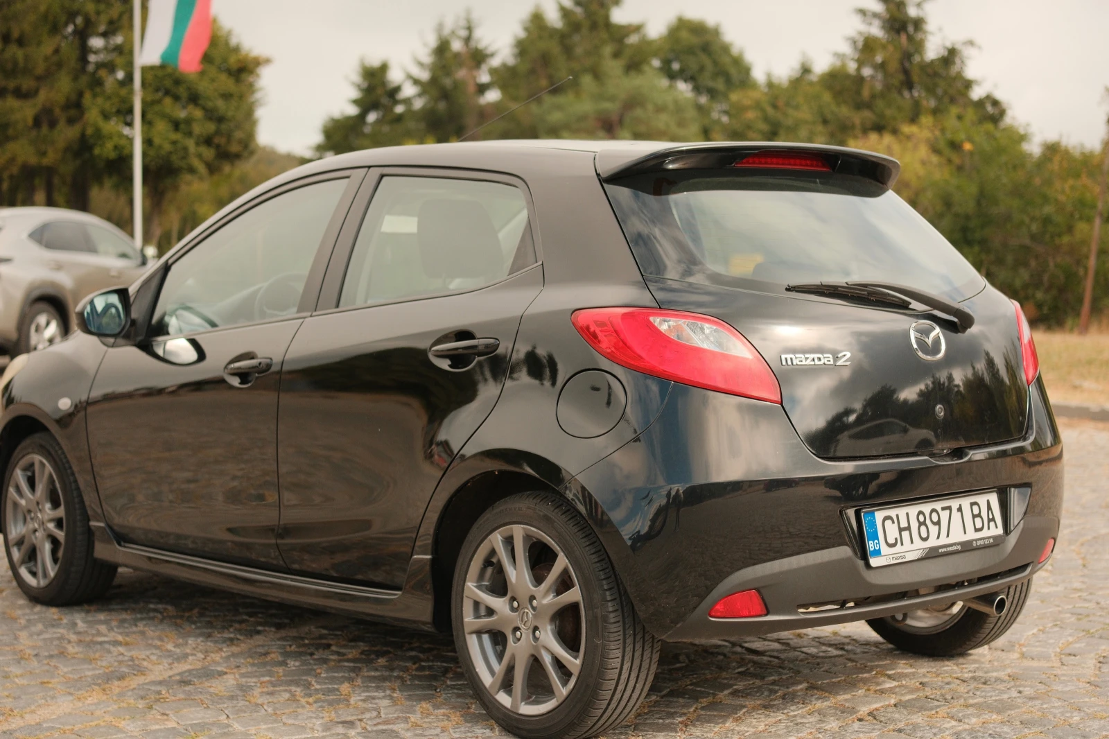 Mazda 2 1.3i facelift, снимка 3 - Автомобили и джипове - 56416175