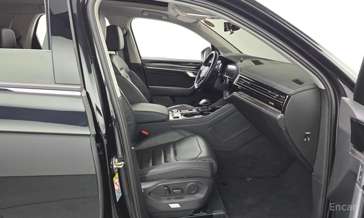 VW Touareg PREMIUM* 3.0TDI* ДИГ* ТАБЛО* ПАНО* КАМЕРИ* 360* , снимка 8 - Автомобили и джипове - 54073123