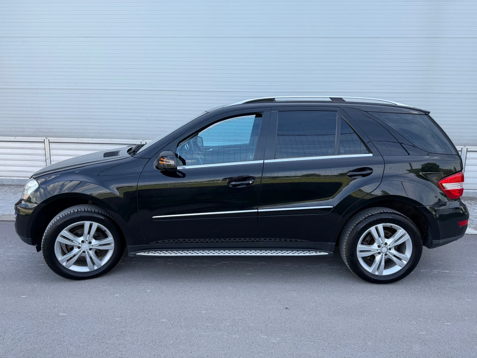 Mercedes-Benz ML 350 FACELIFT/СТЕПЕНКИ/4xПодгреви/Ел.Багажник/НОВИ ГУМИ, снимка 2 - Автомобили и джипове - 54821305