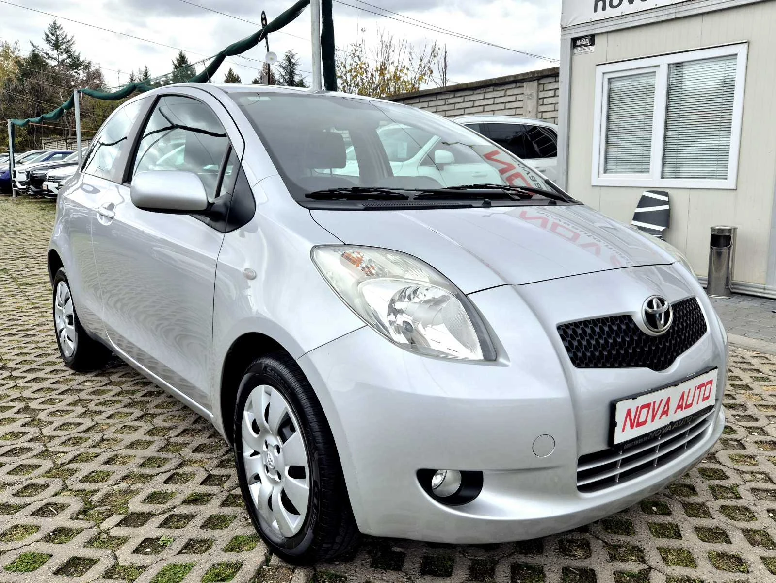 Toyota Yaris 1.0I - изображение 5
