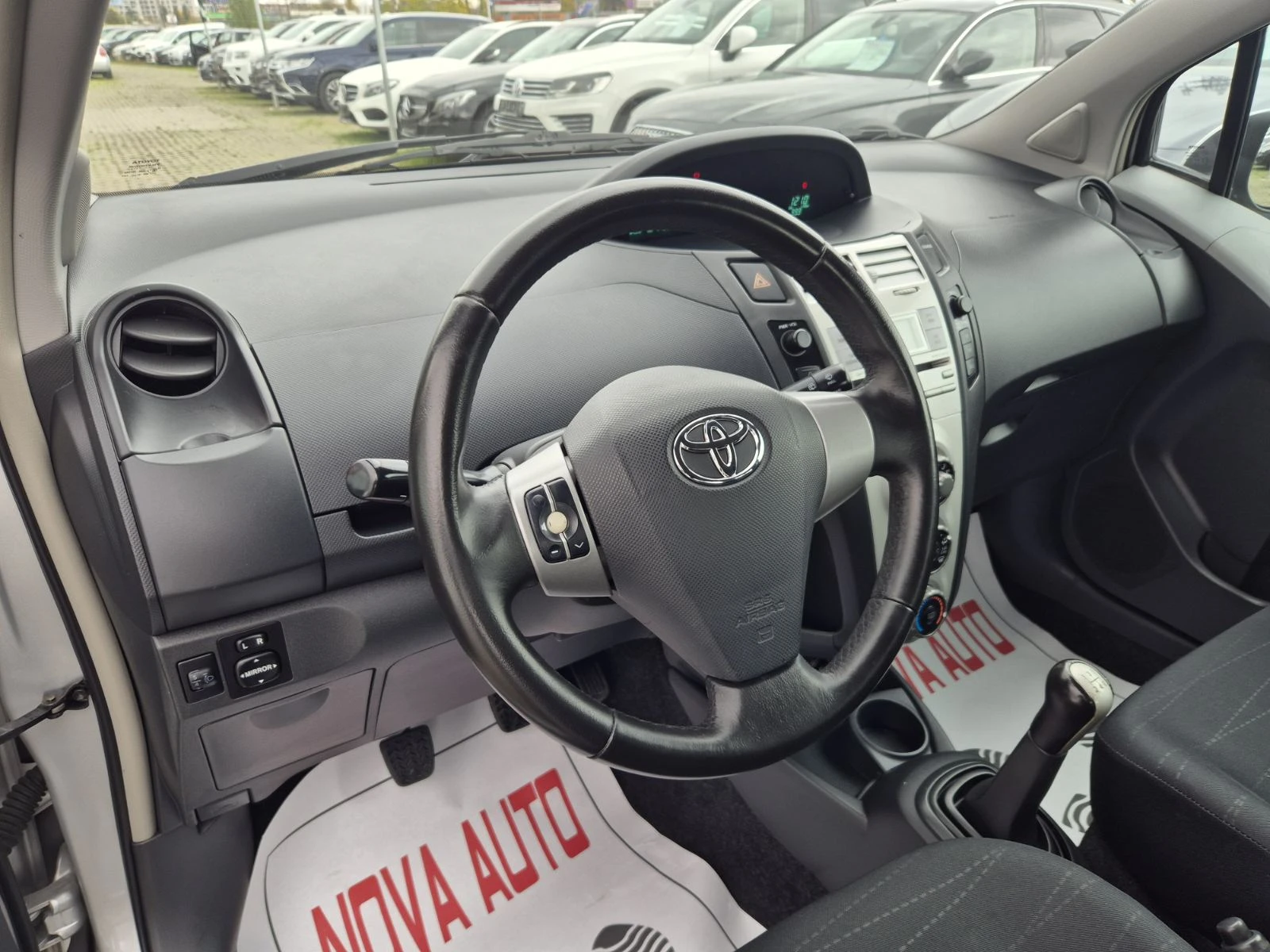 Toyota Yaris 1.0I - изображение 8