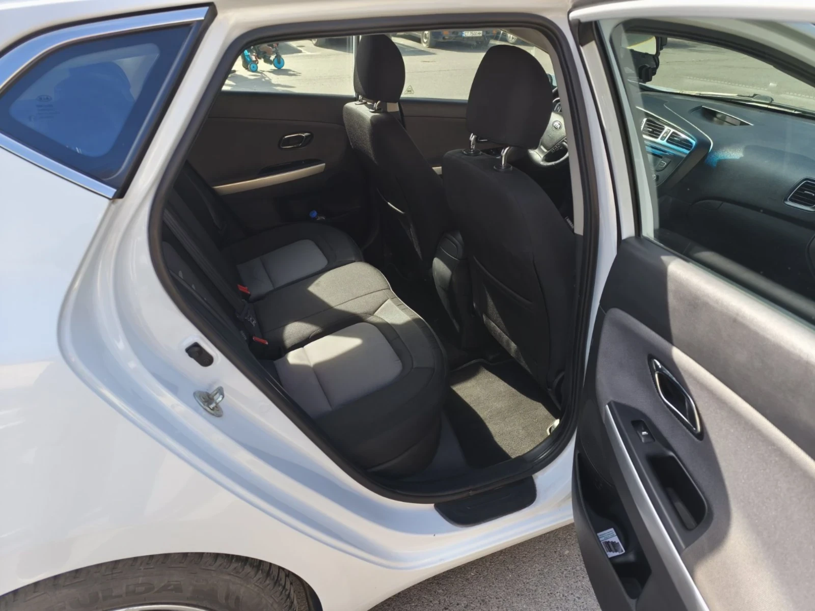 Kia Ceed 1.6, снимка 9 - Автомобили и джипове - 53840111