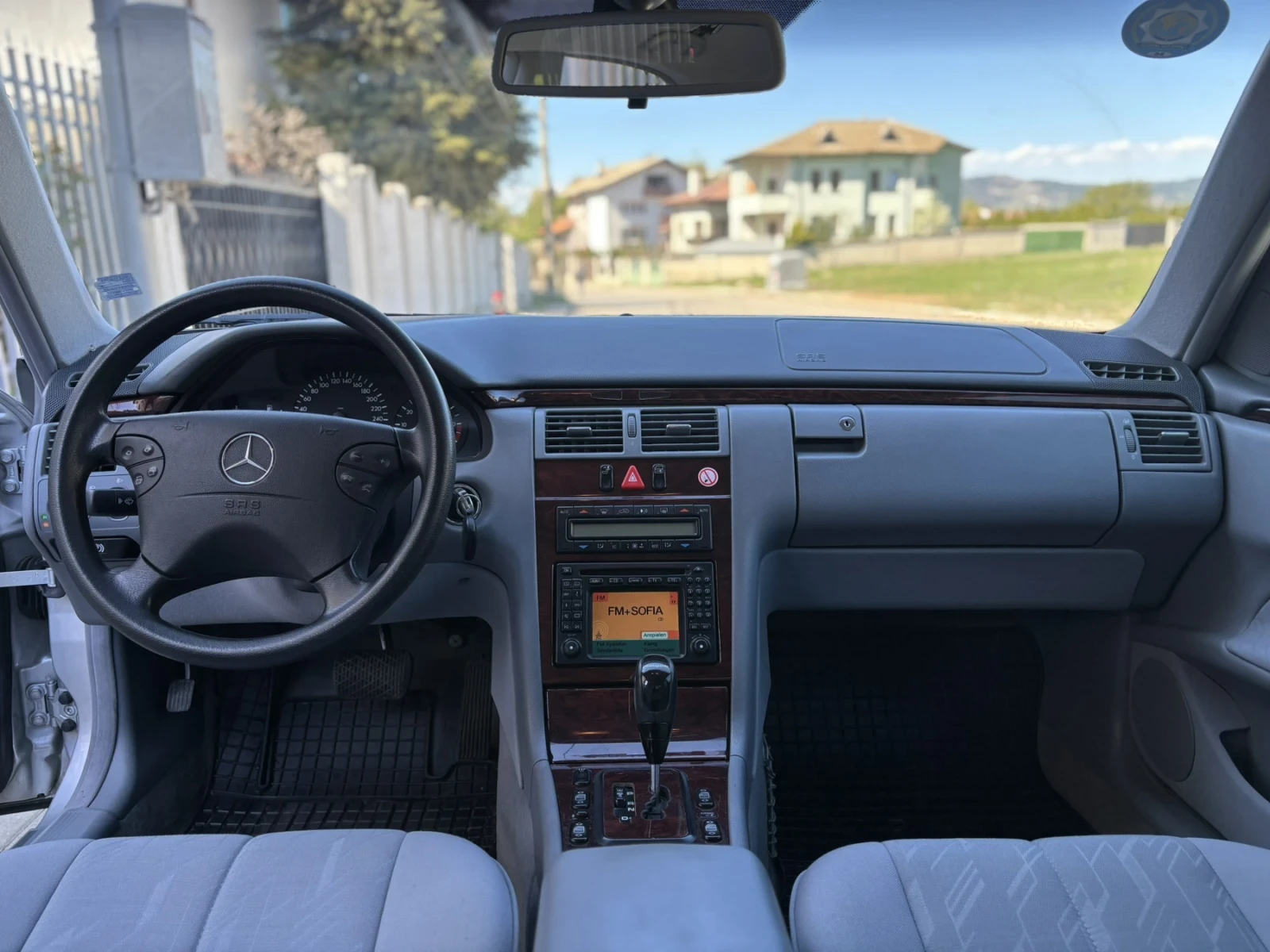 Mercedes-Benz E 240, снимка 12 - Автомобили и джипове - 54098199