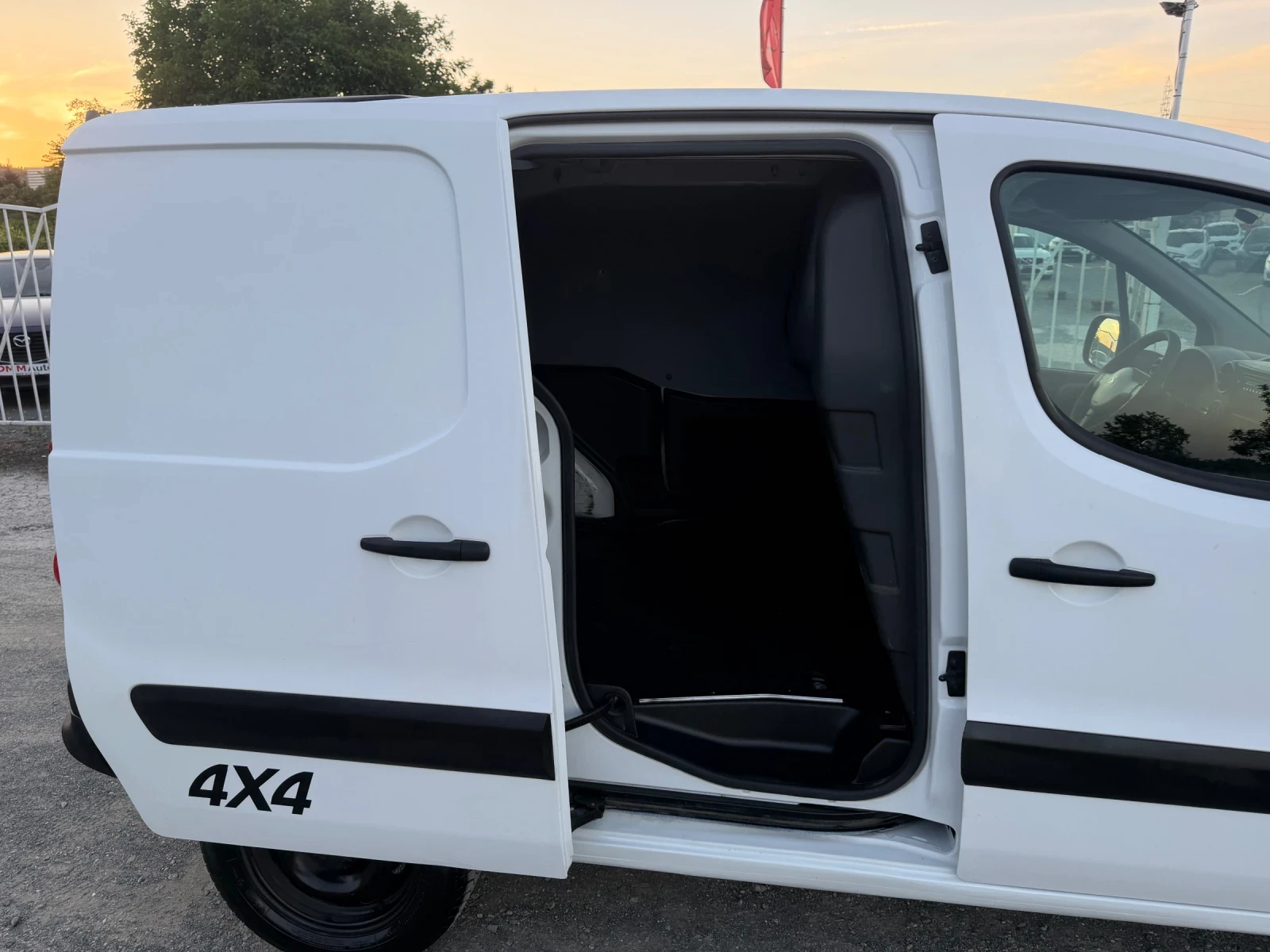 Peugeot Partner 1.6HDI - 100 к.с / DANGEL 4X4 / EURO6 / 146 000 км, снимка 13 - Автомобили и джипове - 54858421