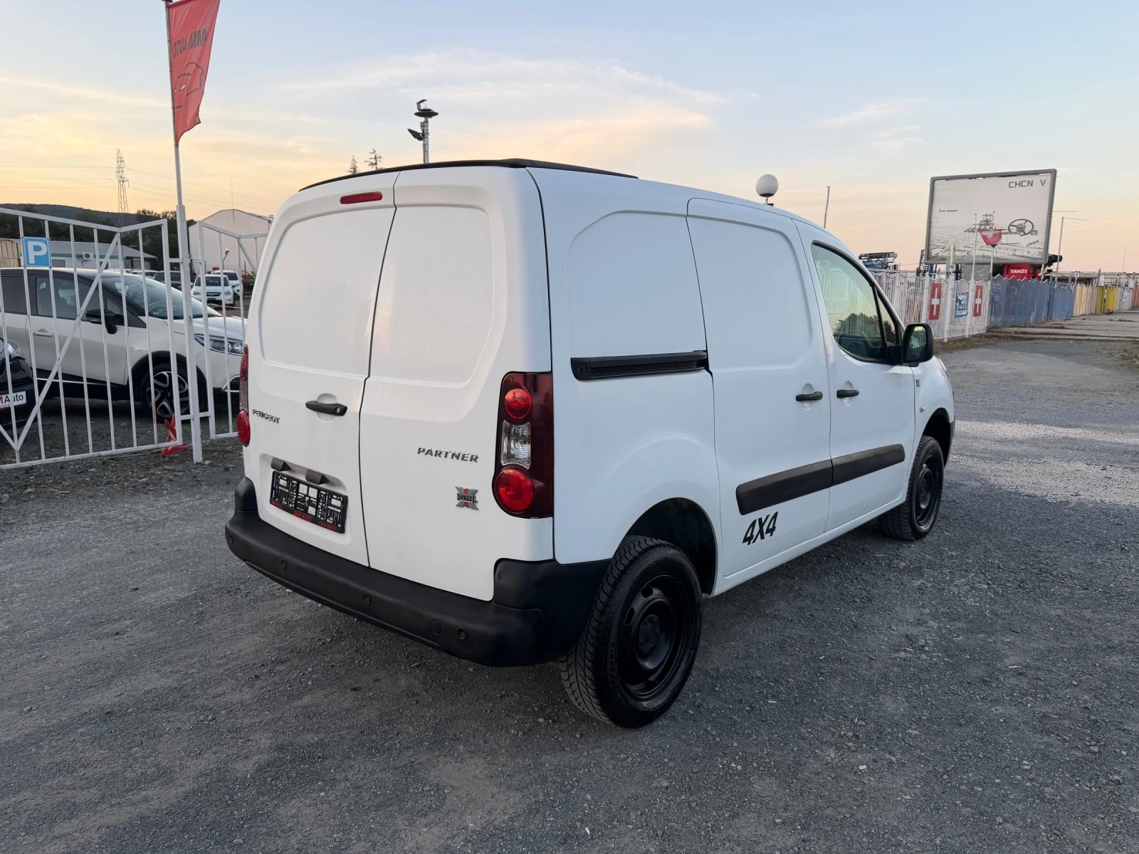 Peugeot Partner 1.6HDI - 100 к.с / DANGEL 4X4 / EURO6 / 146 000 км, снимка 4 - Автомобили и джипове - 54858421