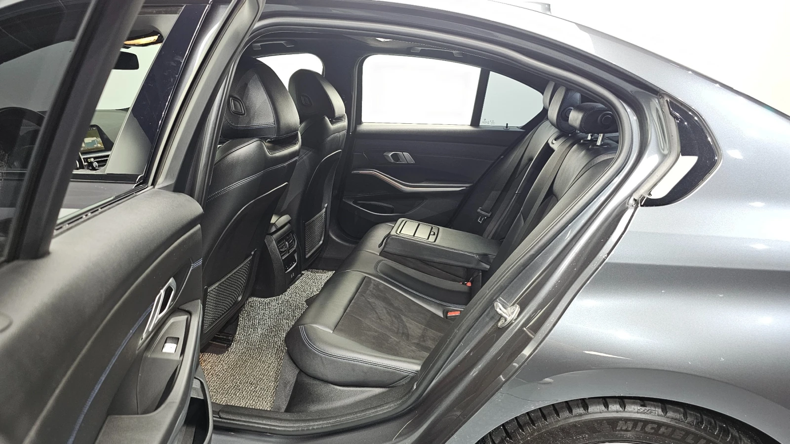 BMW 320 320i M Sport | HUD | Cruis Control| LED Фарове, снимка 15 - Автомобили и джипове - 55154221