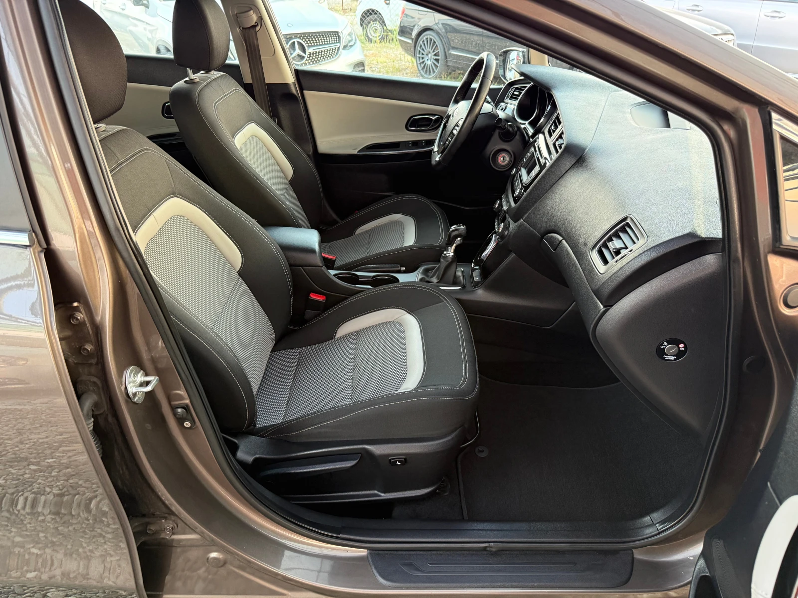 Kia Ceed 1.4 i, снимка 14 - Автомобили и джипове - 55740835