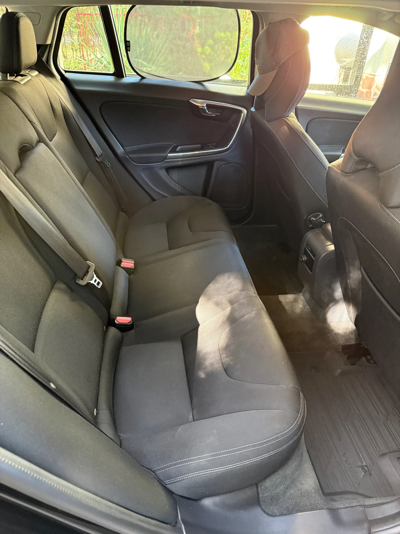 Volvo V60, снимка 8 - Автомобили и джипове - 55987368