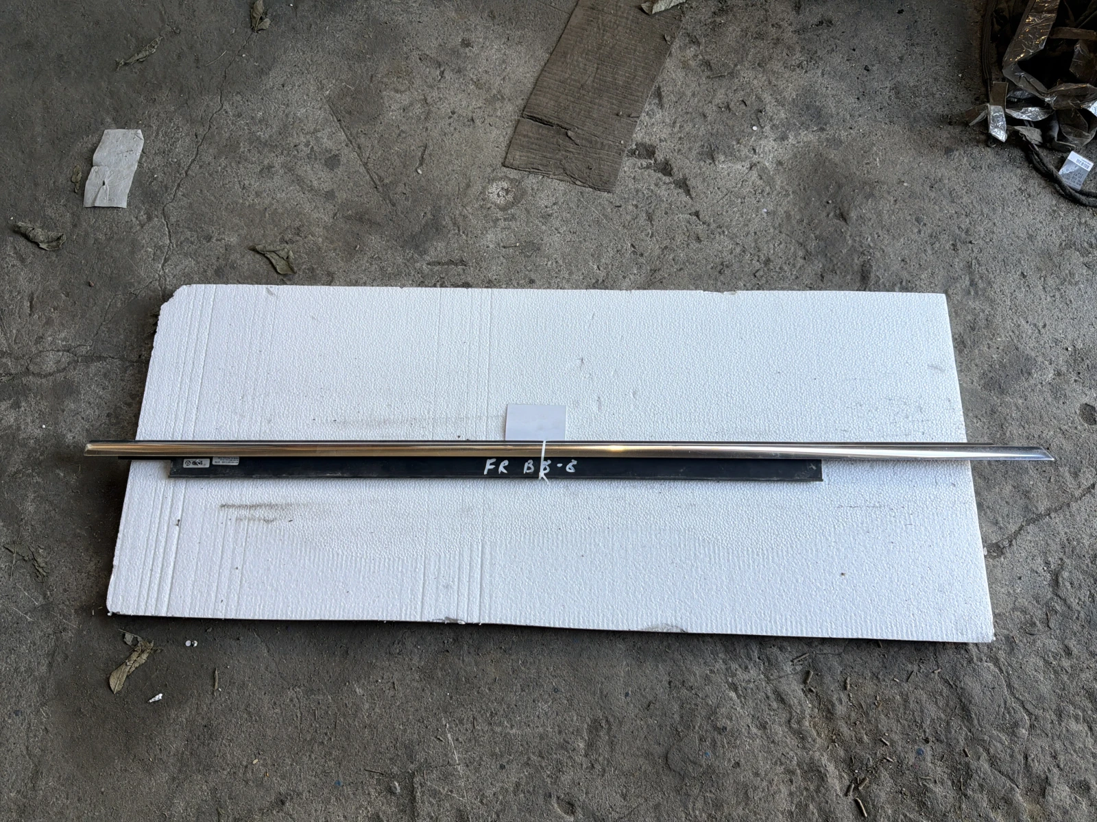 лайсна за (предна дясна врата) 8K0853284G Audi A4