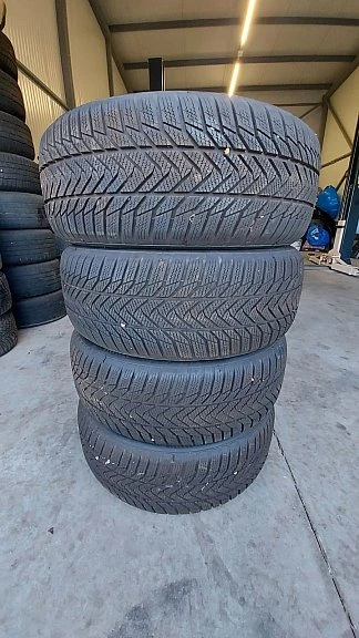 Гуми Зимни 215/55R17, снимка 1 - Гуми и джанти - 42994927