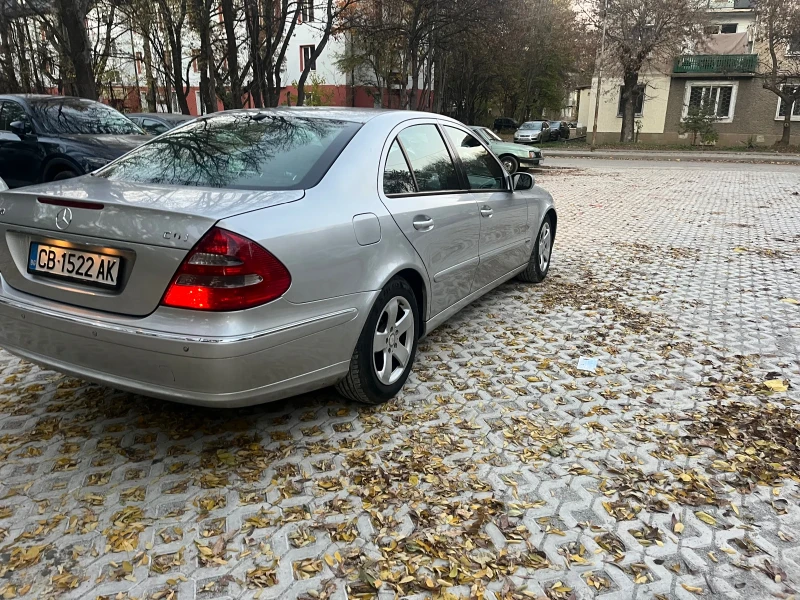 Mercedes-Benz E 220, снимка 5 - Автомобили и джипове - 47909046