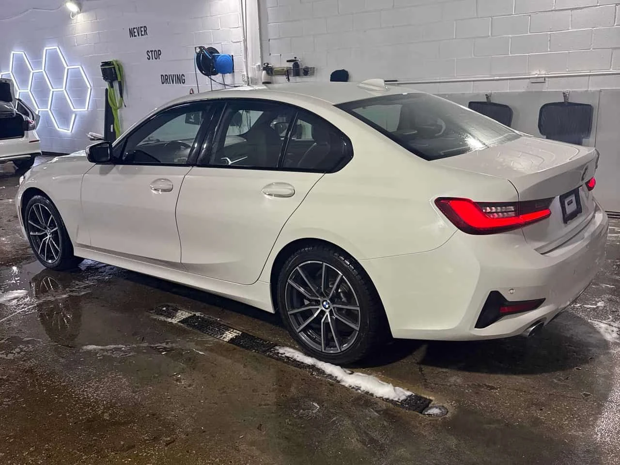 BMW 330 * 330i xDrive * CARFAX * ЦЕНА ДО БГ, снимка 2 - Автомобили и джипове - 53988922