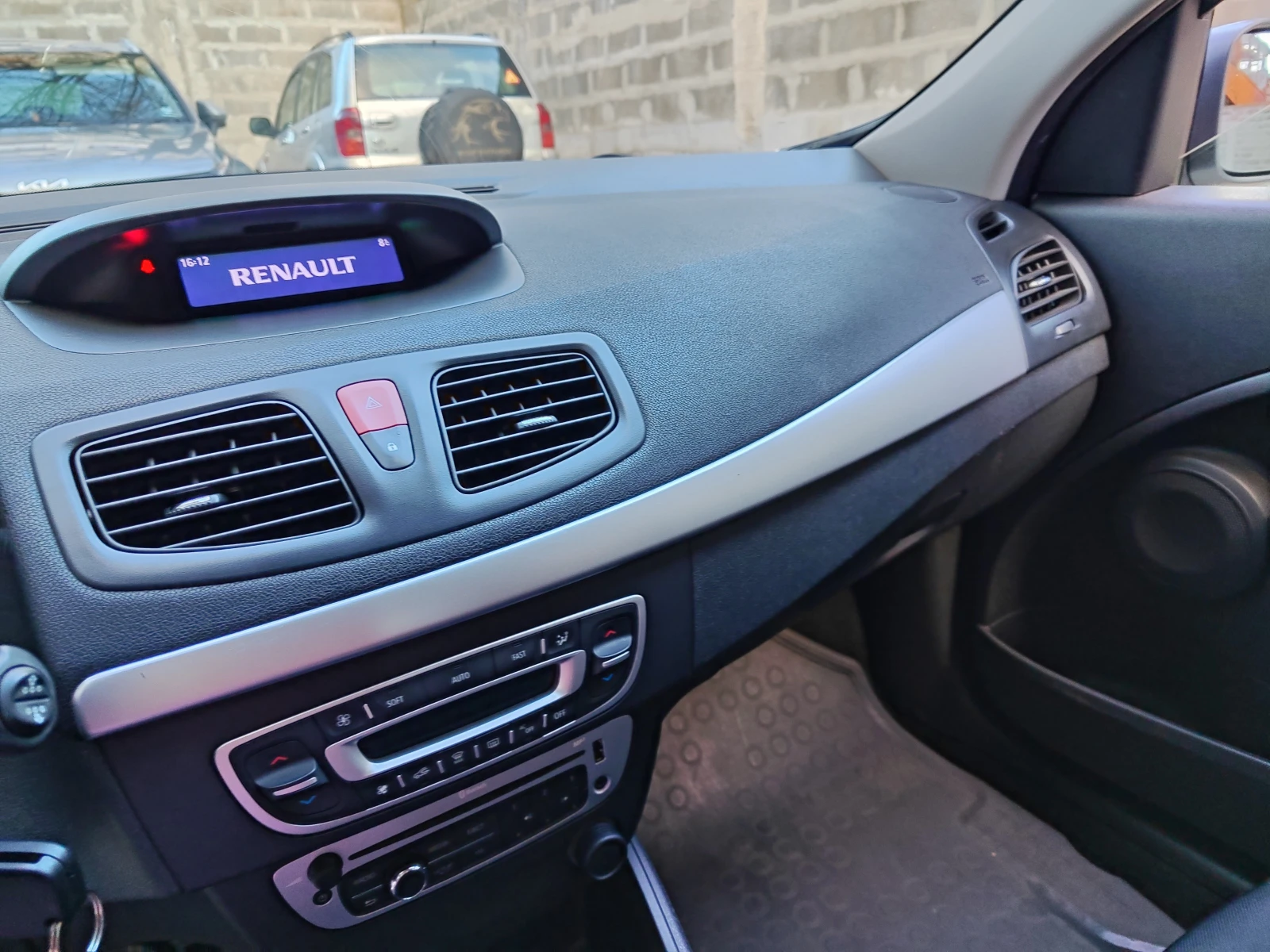 Renault Megane III, 1, 5 tDi, снимка 13 - Автомобили и джипове - 54683743