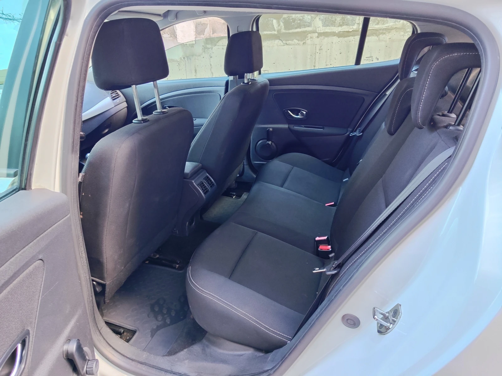 Renault Megane III, 1, 5 tDi, снимка 6 - Автомобили и джипове - 54683743