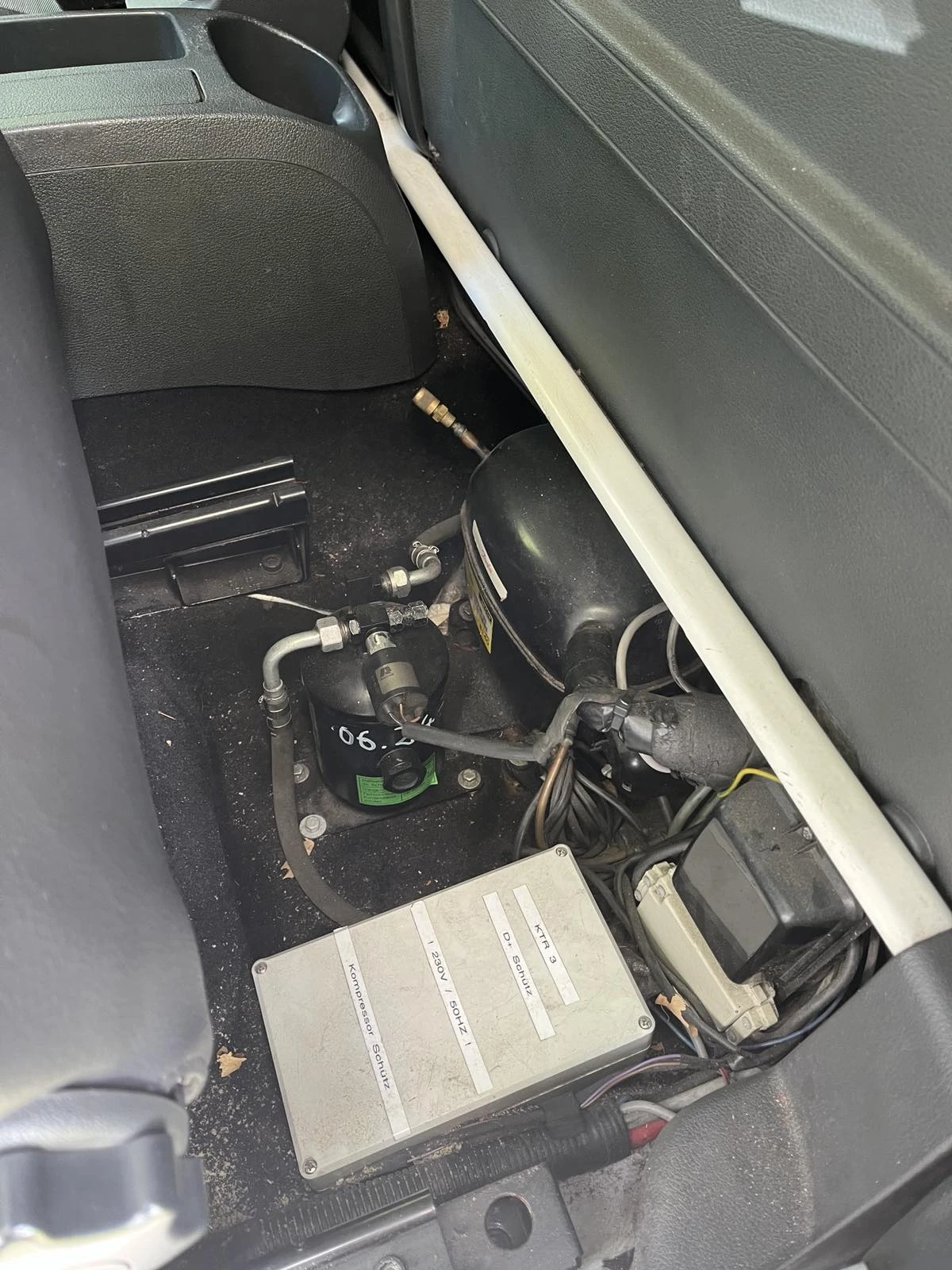 VW Caddy 1.6 Хладилен, снимка 3 - Бусове и автобуси - 54614930
