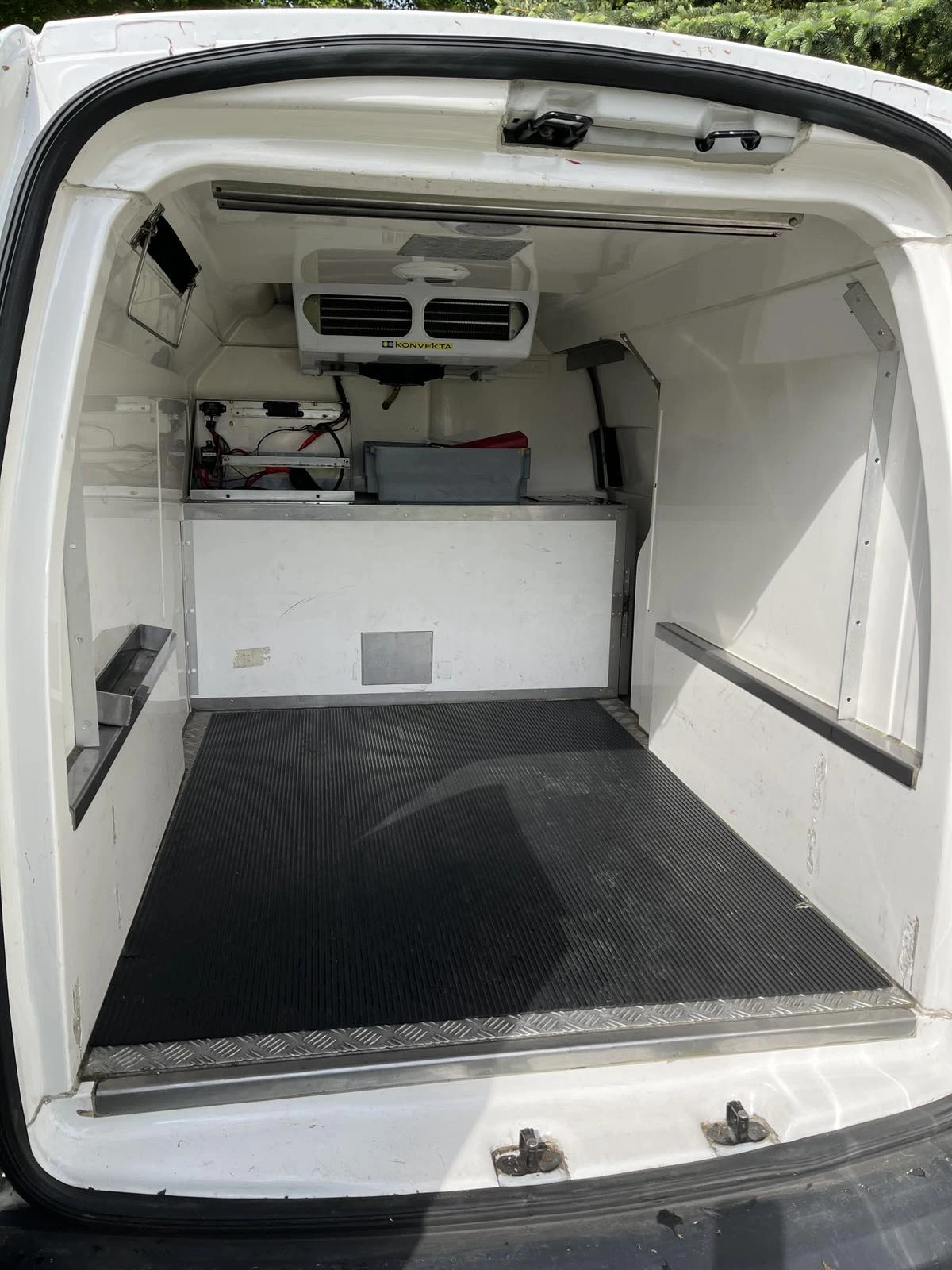 VW Caddy 1.6 Хладилен, снимка 9 - Бусове и автобуси - 54614930