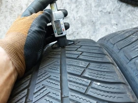 Гуми Зимни 255/45R19, снимка 4 - Гуми и джанти - 38096481