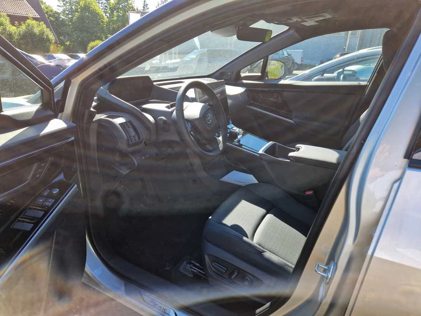 Toyota bZ4X BEV/218HP/LOUNGE/PANO/MEMO/360/JBL/LED/KLESS/525g - изображение 10