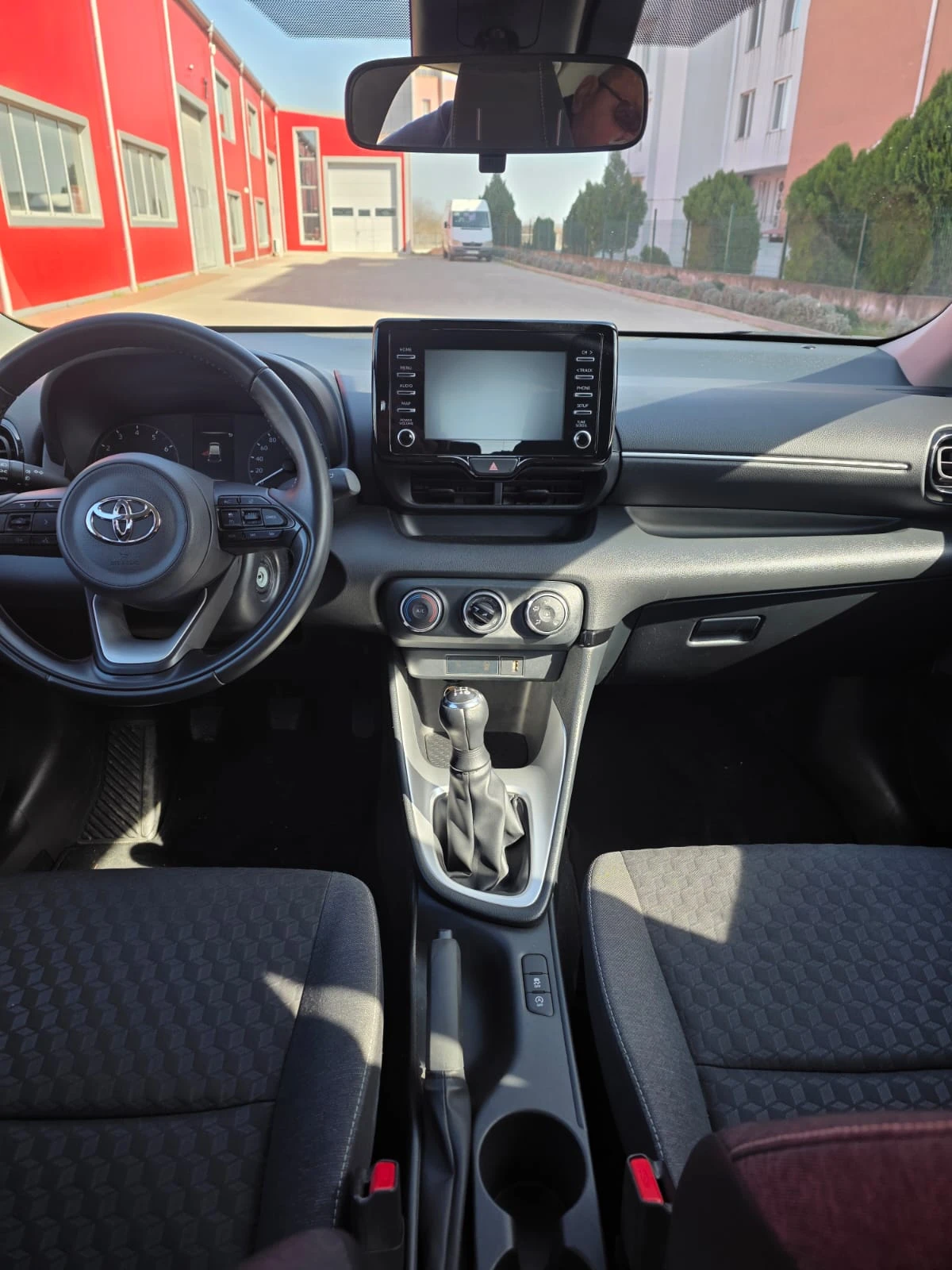 Toyota Yaris Гаранция 2033, снимка 11 - Автомобили и джипове - 53986196