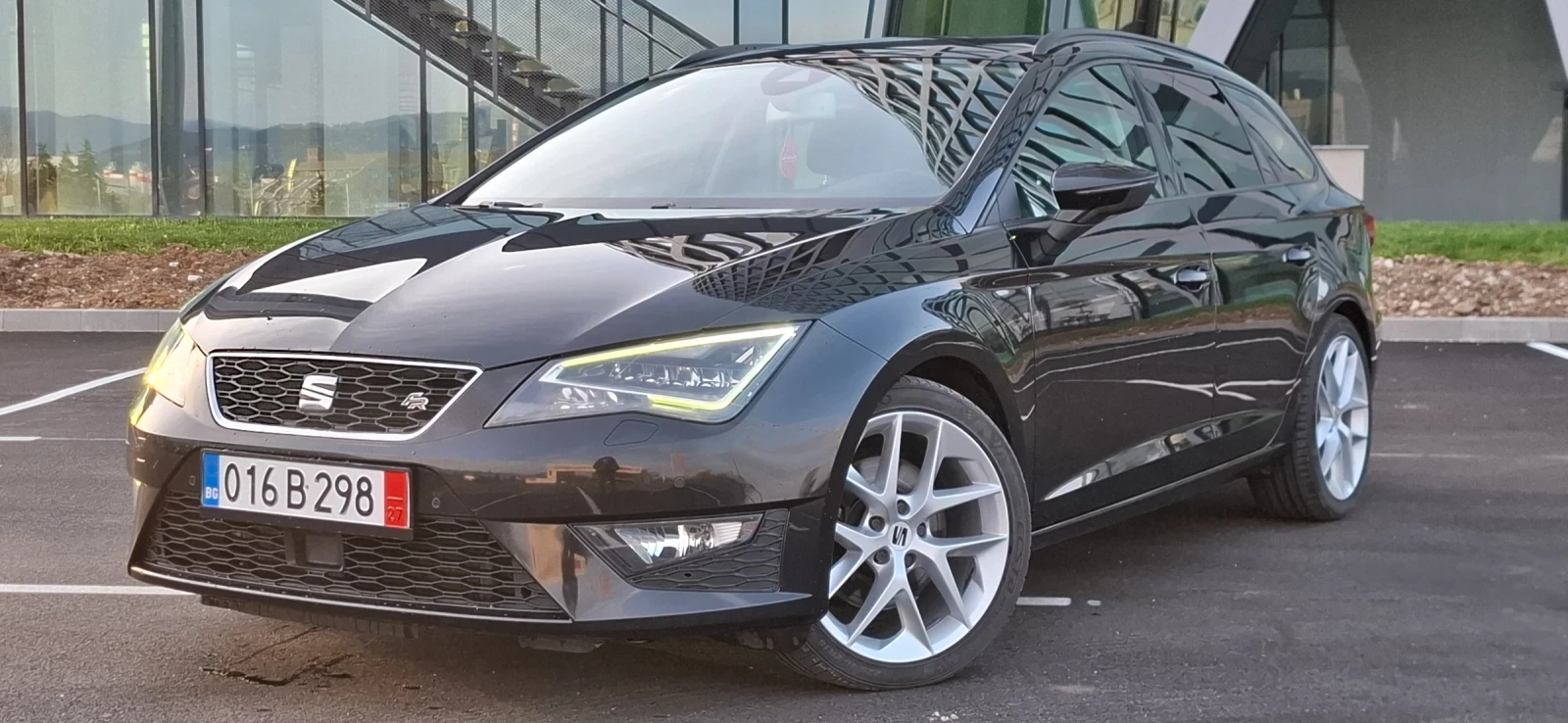 Seat Leon 2.0 Fr Distronic Full Led  Alcantara , снимка 3 - Автомобили и джипове - 54195623