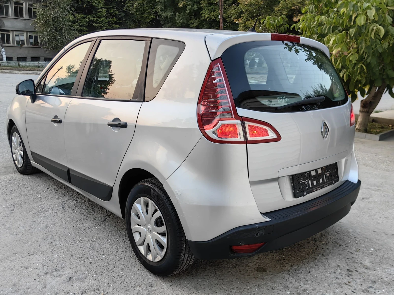 Renault Scenic 1.5tdci , снимка 4 - Автомобили и джипове - 56024184