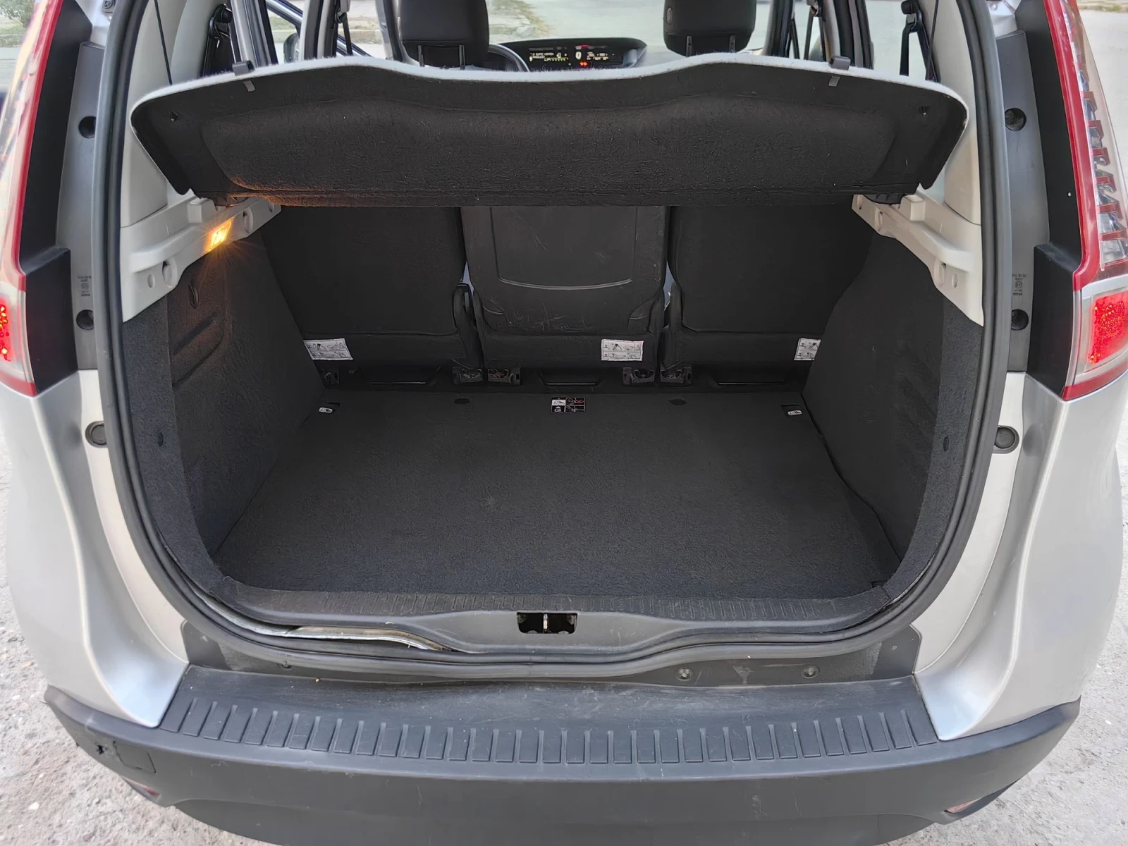 Renault Scenic 1.5tdci , снимка 14 - Автомобили и джипове - 56024184