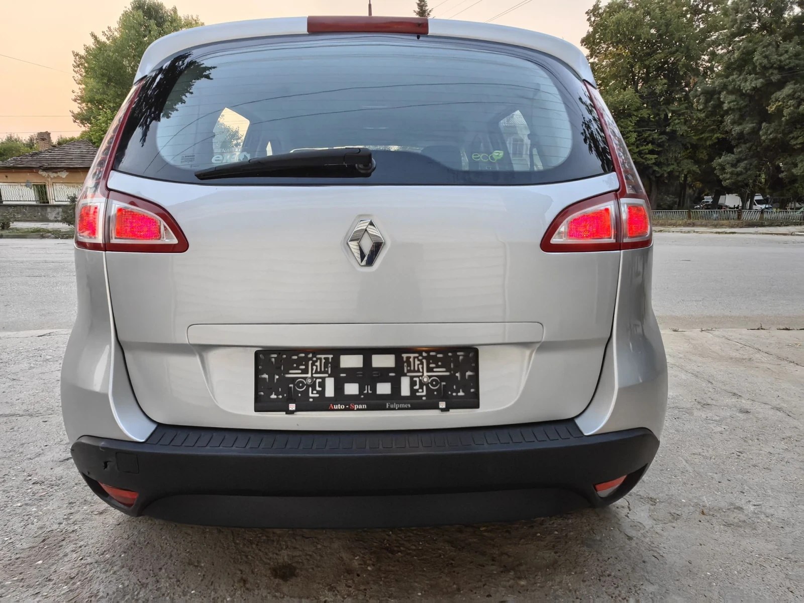 Renault Scenic 1.5tdci , снимка 7 - Автомобили и джипове - 56024184