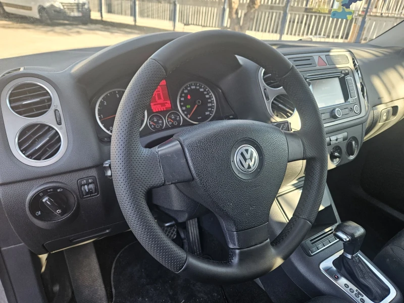 VW Tiguan 2.0 140k.s   4 Motion, снимка 10 - Автомобили и джипове - 52935676