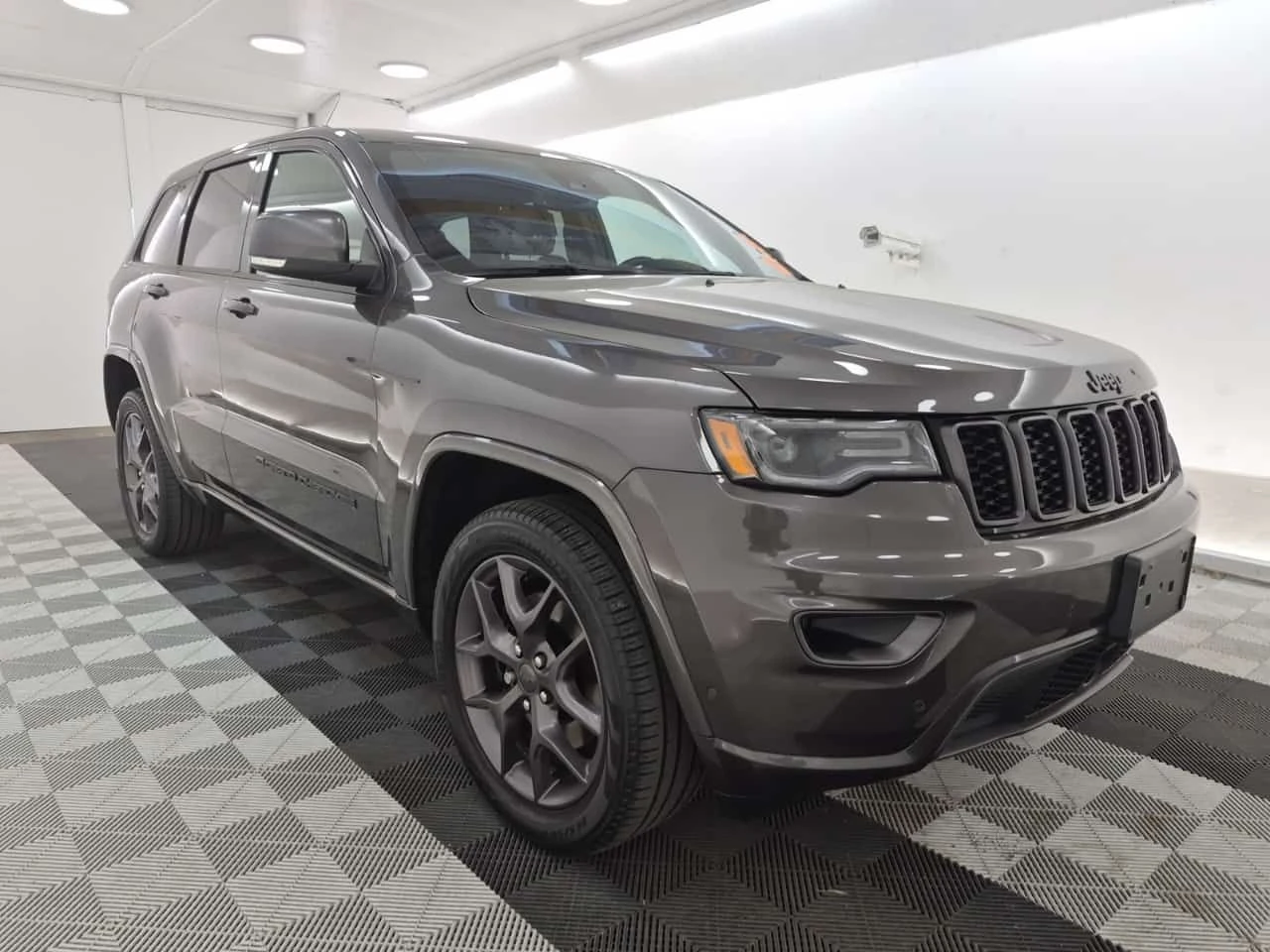 Jeep Grand cherokee 80TH ANNIVERSARY EDITION| ПАНО| 2 КЛЮЧА| ОБДУХ, снимка 2 - Автомобили и джипове - 54428487