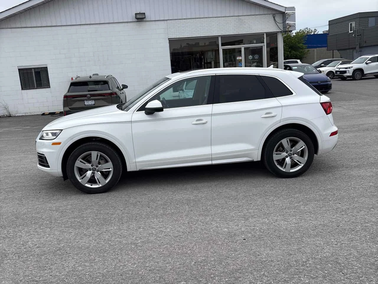 Audi Q5 * Technik* АВТОКРЕДИТ БЕЗ ПЪРВОНАЧАЛНА ВНОСКА* , снимка 2 - Автомобили и джипове - 54660818