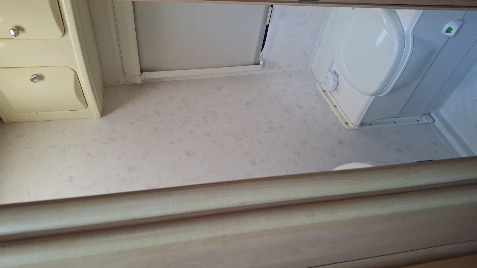 Каравана Eldis Firestorm , снимка 15 - Каравани и кемпери - 53931280