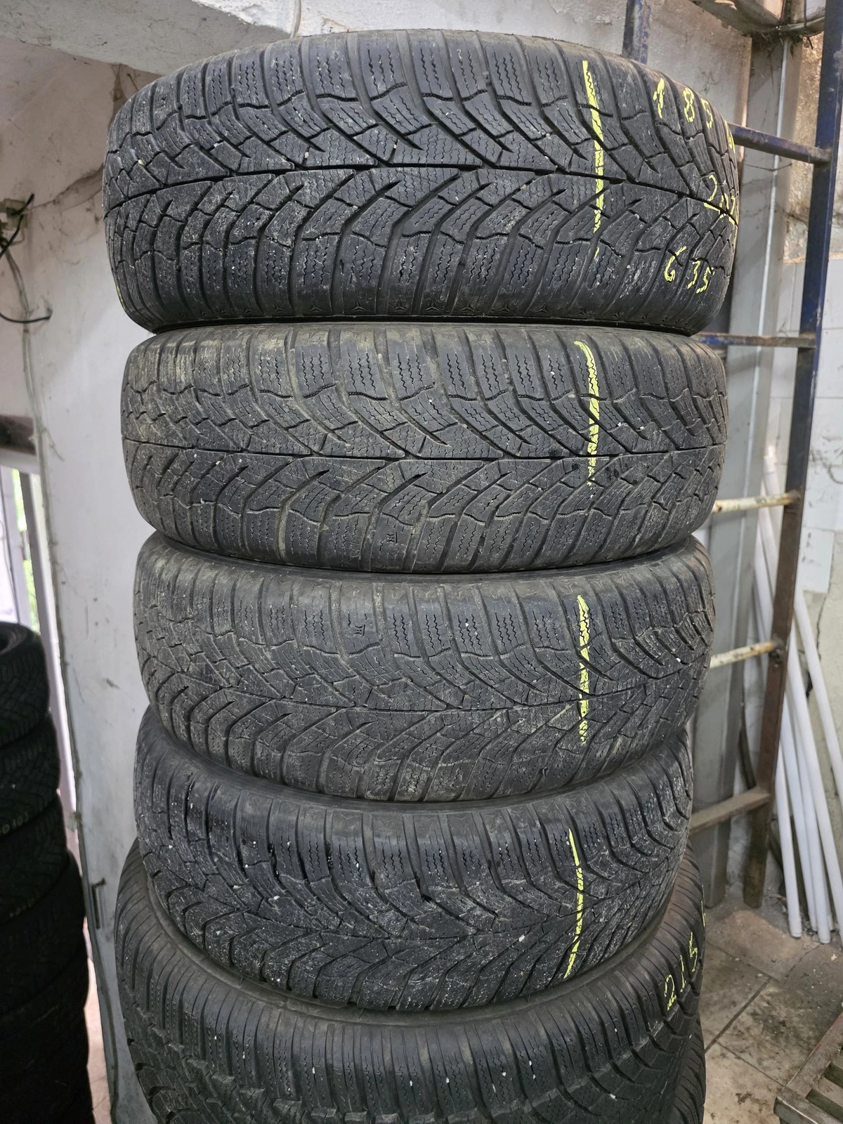 Гуми Зимни 185/60R15, снимка 5 - Гуми и джанти - 56716335